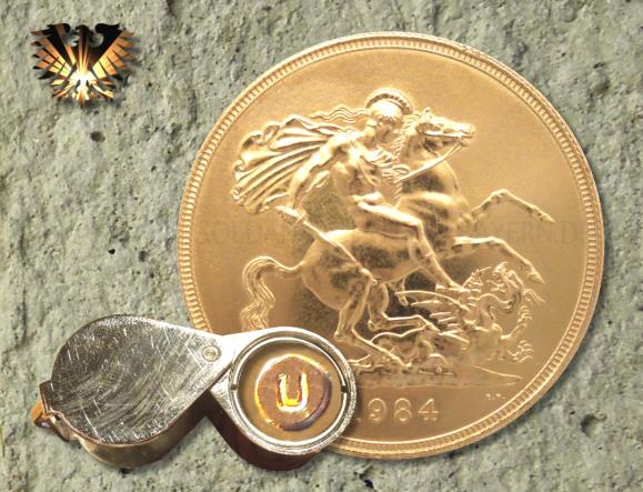 Detailansicht des Einprägung "U" für "brilliant uncirculated" auf der 5 Pfund Sovereign Goldmünze aus Großbritannien, geprägt 1984.