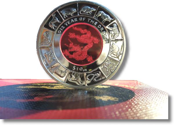 Detailansicht im Gegenlicht der Schmuckmünze zu 10 Dollars aus British Virgin Island. Der leuchtende Drache aus dem chinesischem Horoskop.