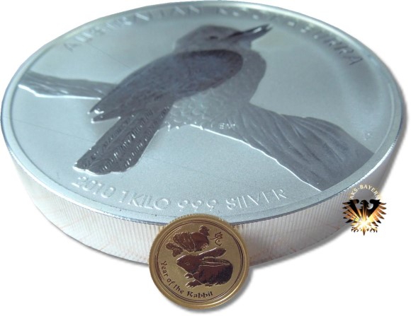 Größenvergleich 1kg Kookaburra Münze zu 1/10 oz. Gold Rabbit