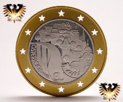 Vorderseite der 500 Schilling Bimetallmünze Österreich in der EU: mit den 9 Wahrzeichen der Österreichischen Bundesländer und der Europabrücke. Silberkern mit durchbrochenem Goldrand
